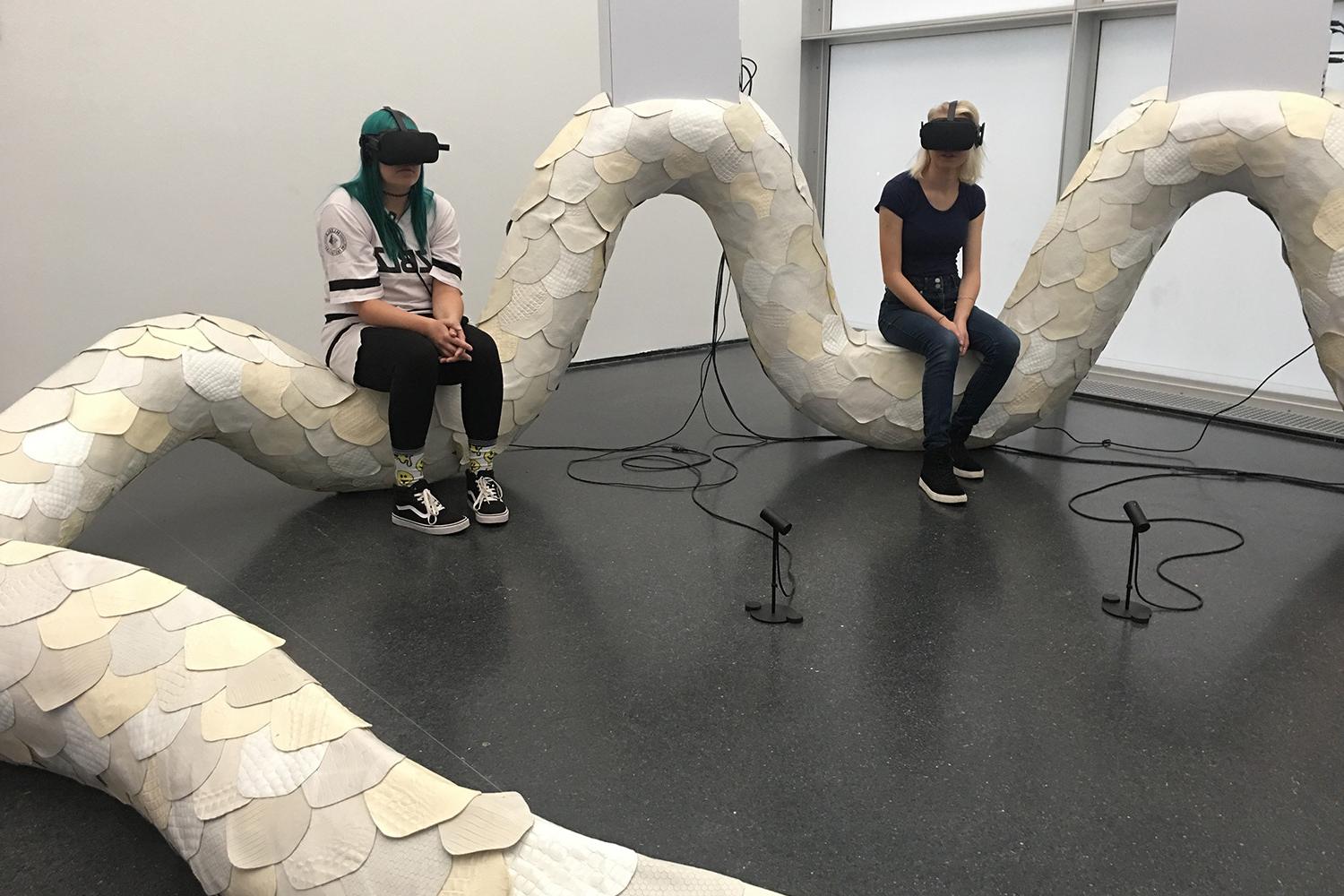 Rachel Harvey and 杰西·希尔菲尔德，19岁 experience VR artwork at the Museum of Contemporary Art in Chicago during the Video Art course stu...